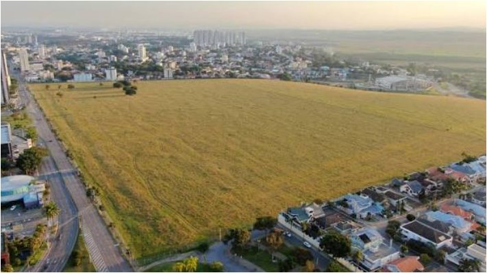 Fotografia aérea histórica do Terreno das Vaquinhas, extensa área de pasto sem ocupação urbana nas décadas de 1980 e 1990